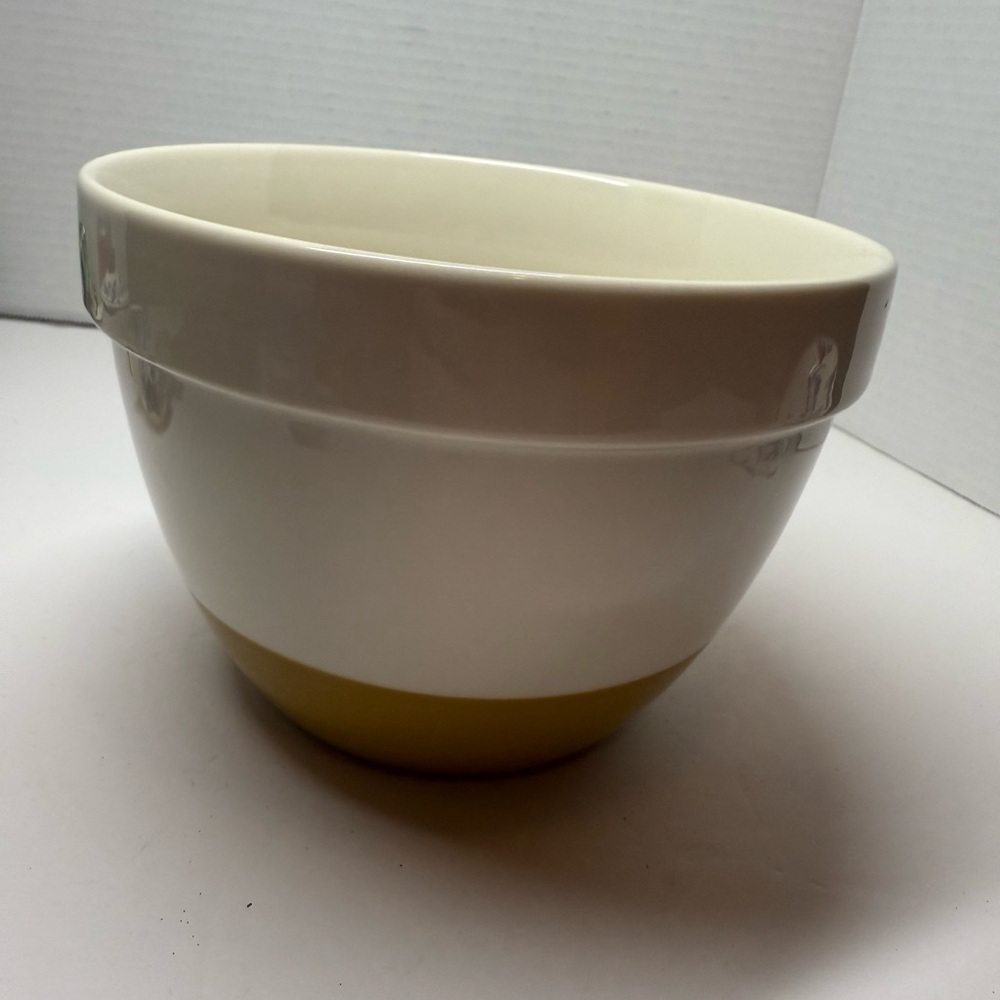 Crate & barrel nesting mixing bowl yellow gold band